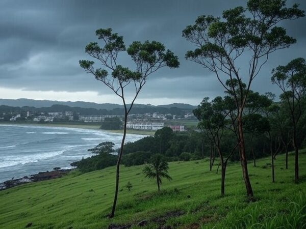 Céu nublado com chuva intensa e ventos fortes no Sul do Brasil, ilustrando ameaça de ciclone extratropical.