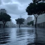 Rua inundada por temporais e chuvas fortes em cidade brasileira, com nuvens escuras e poças d'água.