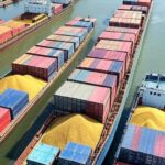 Porto brasileiro com navios exportando grãos agrícolas, campos de cultivo ao fundo, representando crescimento do agro nas exportações.