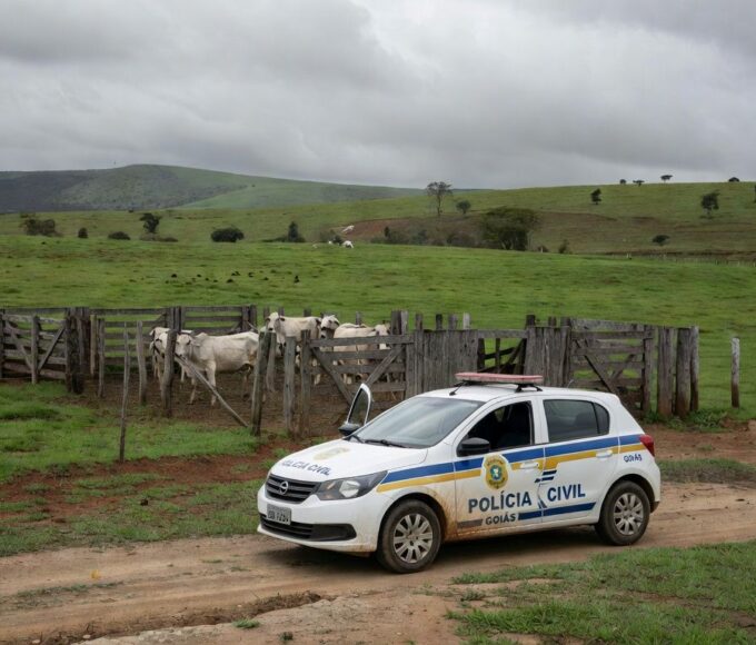 Viatura da Polícia Civil de Goiás em fazenda com gado, representando investigação de golpe em revenda de animais.