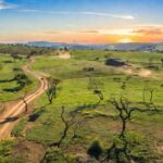 Vista aérea de fazenda extensa no Tocantins, com campos verdes e cerrado, representando aquisição de propriedade rural.