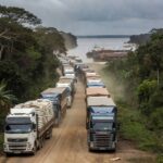 Fila de 45 km de caminhões no porto de Miritituba durante safra de soja, com condições precárias.