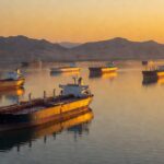 Navios petroleiros no Estreito de Ormuz em imagem fotojornalística