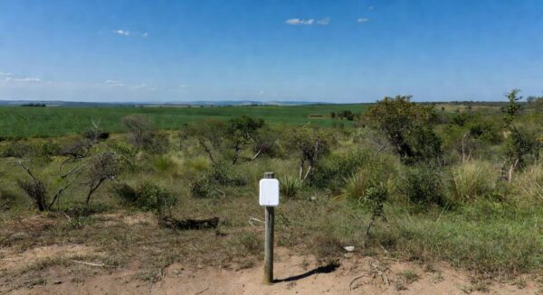 Antena Starlink Mini em fazenda rural brasileira para produtores do campo.