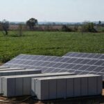Sistema de baterias e painéis solares em fazenda de soja no Brasil