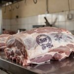 Carimbo da SIF na carne de porco — Foto: Reprodução / Globo Rural