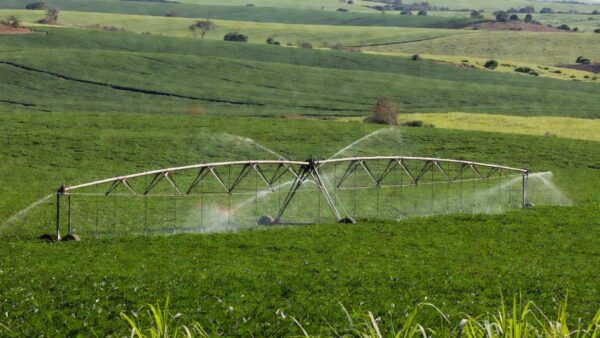 Pivô central em lavoura agrícola no Brasil, investimento de produtores rurais