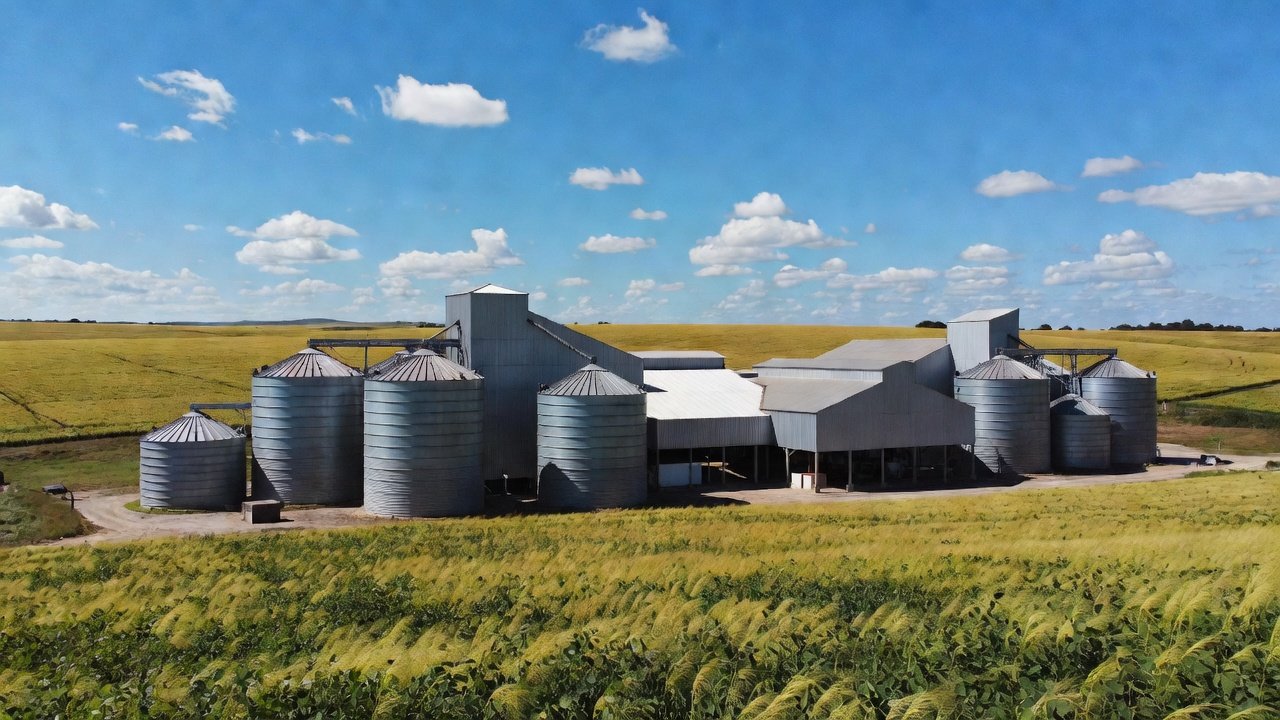 Armazéns agropecuários e silos de grãos no Brasil