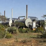 Caldeiras industriais em fábrica no Mato Grosso com vegetação nativa preservada