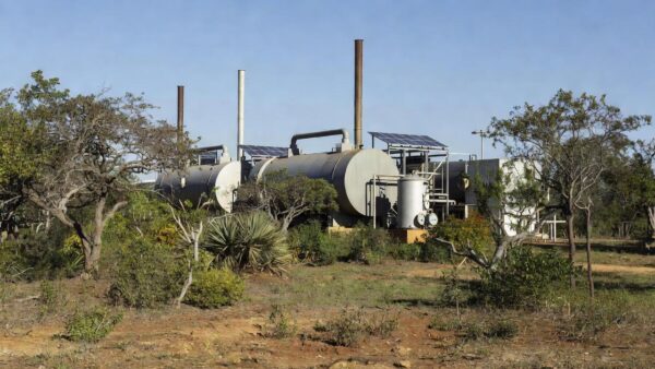 Caldeiras industriais em fábrica no Mato Grosso com vegetação nativa preservada