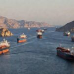 Navios petroleiros navegando no Estreito de Ormuz