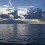 Vista do Mar Mediterrâneo pela costa da Turquia em contexto de tensões regionais