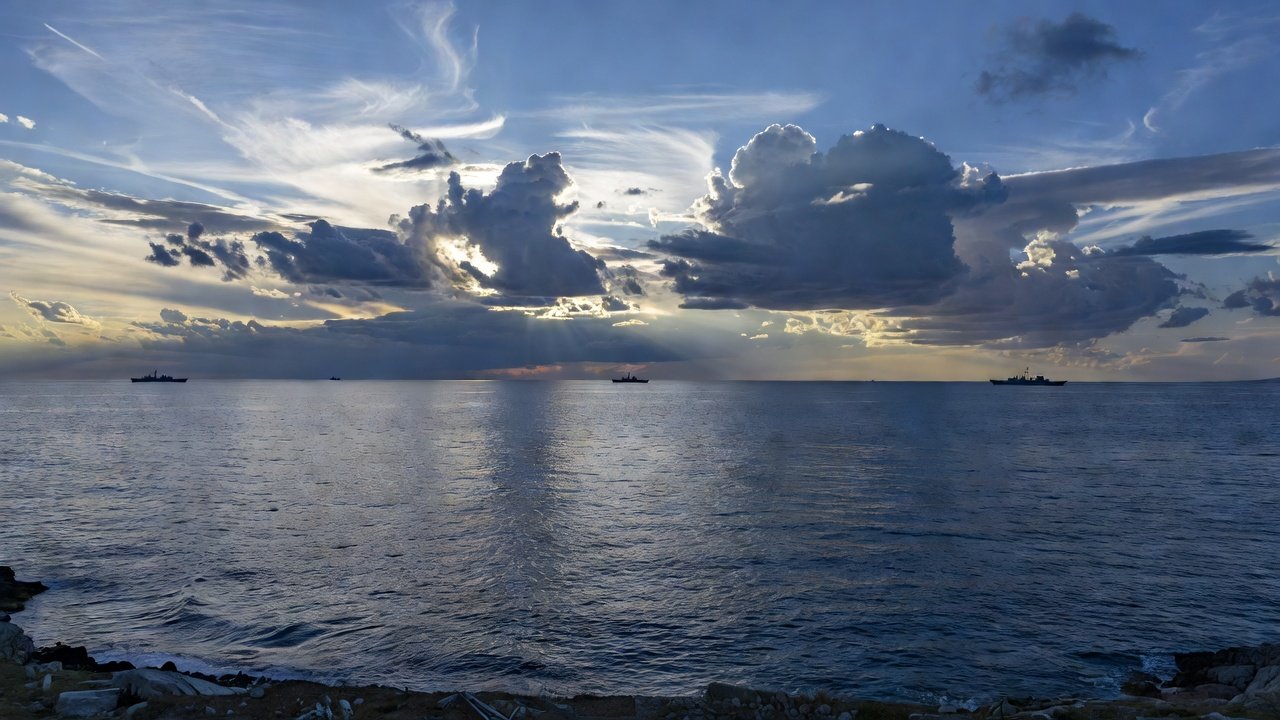Vista do Mar Mediterrâneo pela costa da Turquia em contexto de tensões regionais