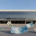 Prédio do Banco Central do Brasil com notas de dólar e real simbolizando fluxo cambial positivo
