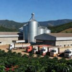 Instalações de cooperativas agrícolas em Minas Gerais com plantações e silos