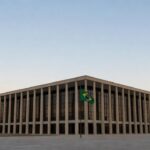 Edifício do Banco Central do Brasil em Brasília sob céu claro