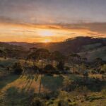 Paisagem brasileira no solstício de inverno com sol baixo no horizonte