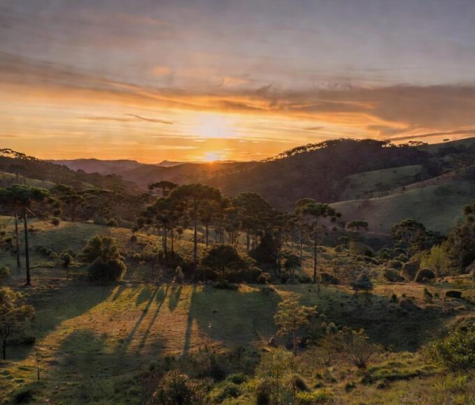 Paisagem brasileira no solstício de inverno com sol baixo no horizonte