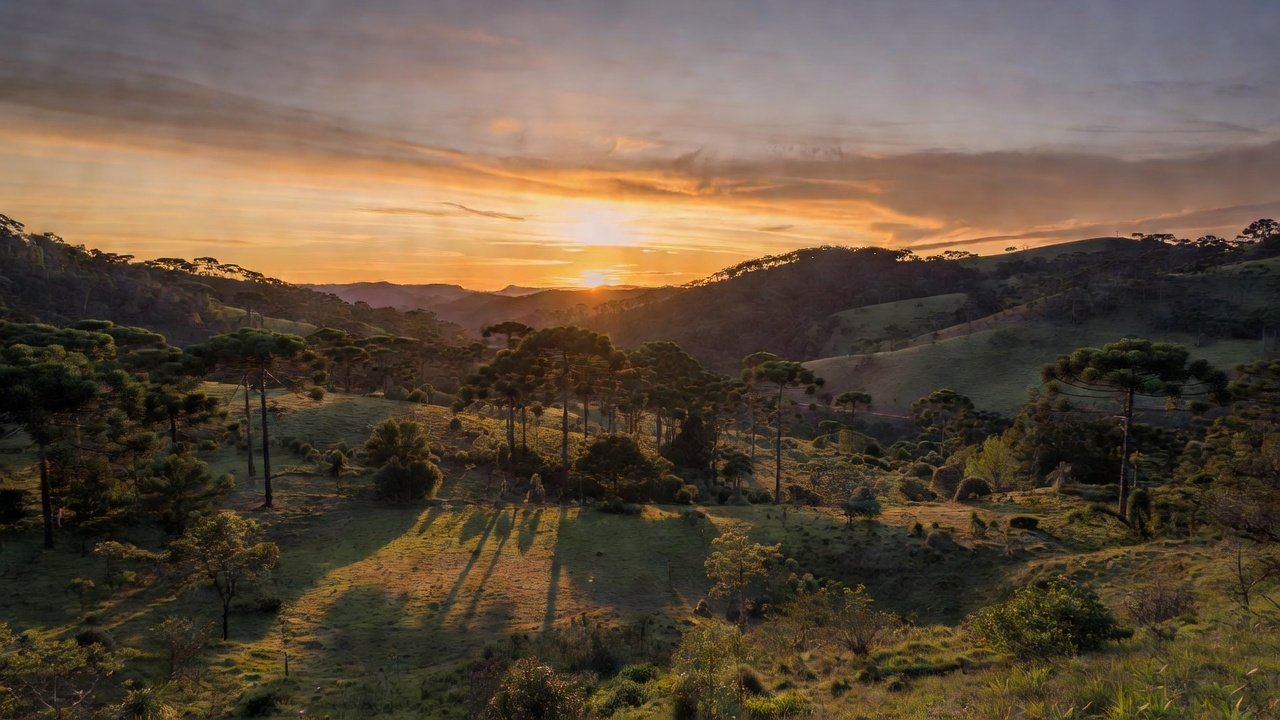 Paisagem brasileira no solstício de inverno com sol baixo no horizonte