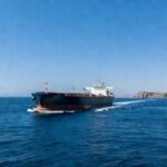Navio petroleiro no mar perto de Omã após ataque e alta nos preços do petróleo