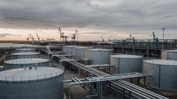 Tanques de diesel em refinaria russa durante avaliação de exportação