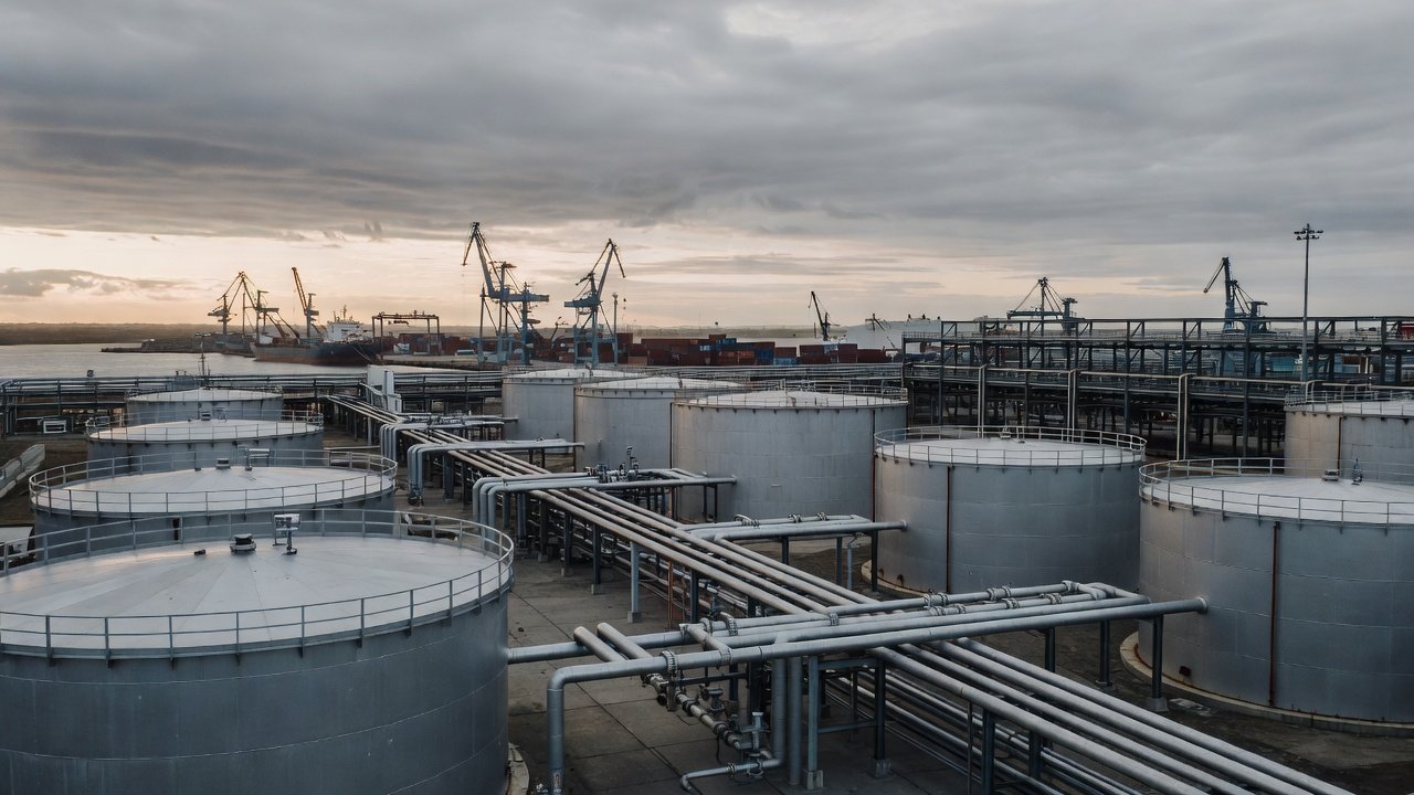 Tanques de diesel em refinaria russa durante avaliação de exportação