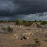 Paisagem costeira do Peru impactada pelo El Niño com áreas alagadas