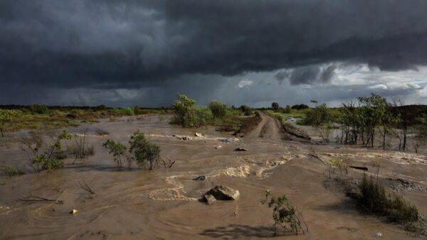 Paisagem costeira do Peru impactada pelo El Niño com áreas alagadas