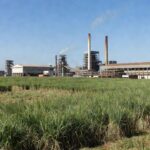 Complexo industrial sucroenergético da Raízen com plantações de cana no Brasil