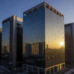 Centro financeiro de São Paulo simbolizando alta do S&P 500 e Nasdaq