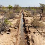Canal de irrigação escavado manualmente em área rural do sertão nordestino