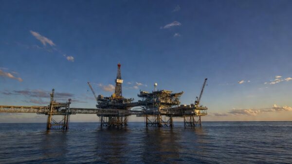 Plataforma offshore brasileira simbolizando queda nos preços de energia