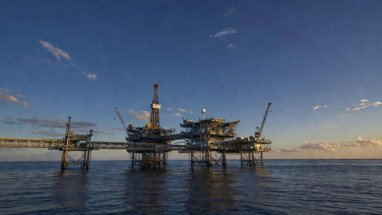 Plataforma offshore brasileira simbolizando queda nos preços de energia