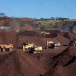 Mina de minério de ferro no Brasil com pilhas e equipamentos de mineração representando oferta recorde