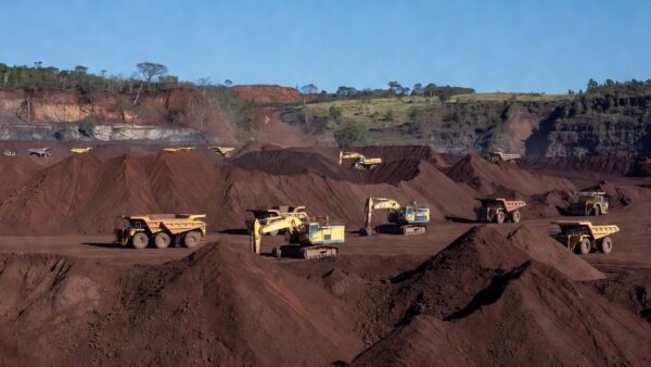Mina de minério de ferro no Brasil com pilhas e equipamentos de mineração representando oferta recorde