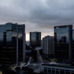 Distrito financeiro de São Paulo sob céu nublado representando queda na bolsa
