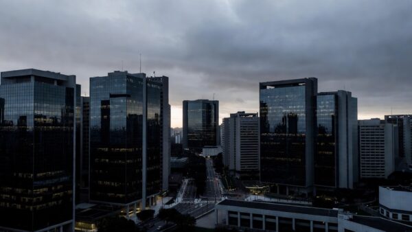 Distrito financeiro de São Paulo sob céu nublado representando queda na bolsa