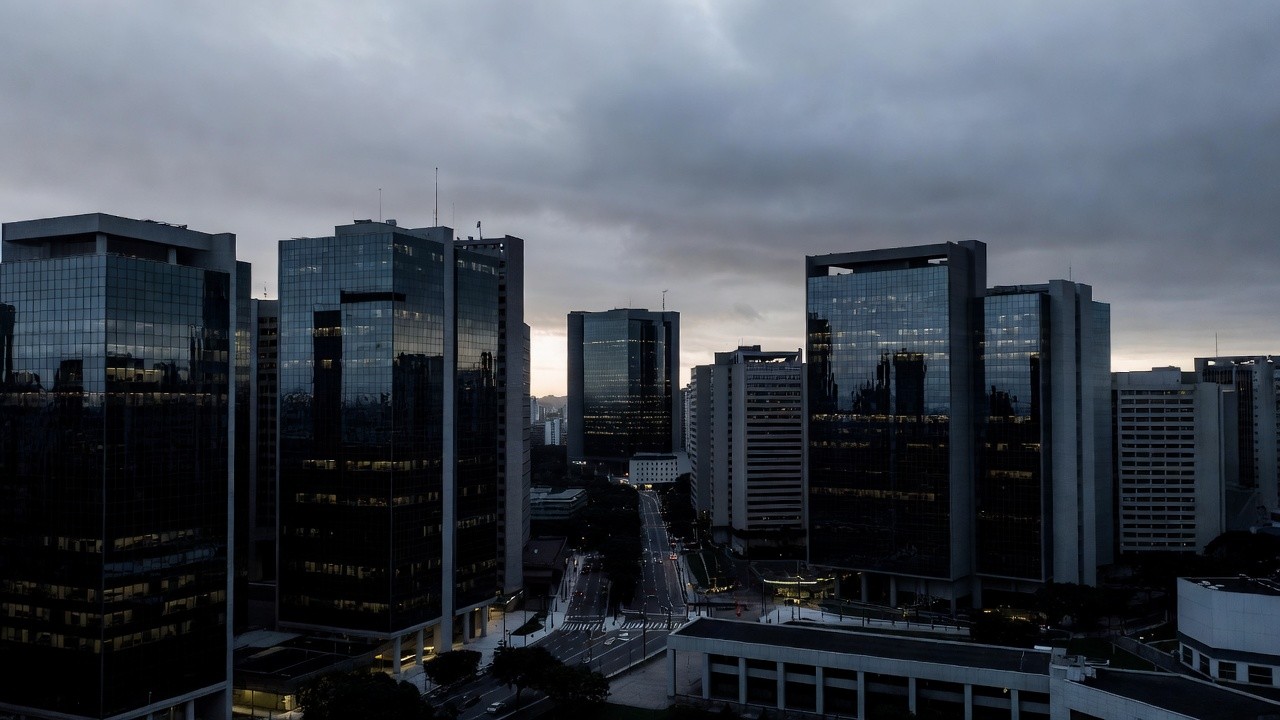 Distrito financeiro de São Paulo sob céu nublado representando queda na bolsa