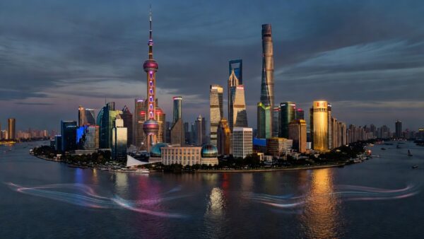 Skyline de Xangai representando alta das ações de tecnologia chinesas