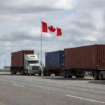 Caminhões de carga na fronteira Canadá-EUA sobre tarifas comerciais