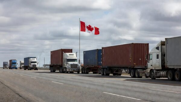 Caminhões de carga na fronteira Canadá-EUA sobre tarifas comerciais