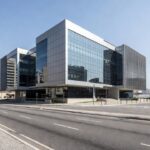 Fachada da B3 em São Paulo representando alta do Ibovespa