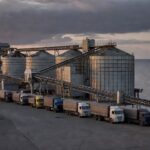 Terminais de grãos russos no Mar Negro com caminhões de entrega