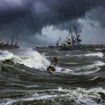 Boia deslocada por vendaval no Porto de Santos com navios ancorados
