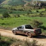 Picape Chevrolet Montana em estrada rural brasileira, destacando versatilidade.