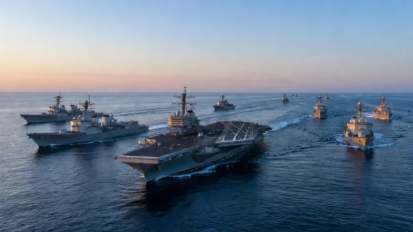 Navios da Marinha dos EUA no Pacífico simbolizando presença no Indo-Pacífico