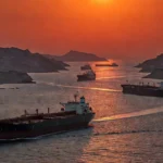 Navios petroleiros no Estreito de Ormuz em cena de tensão geopolítica