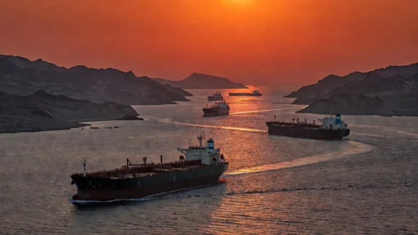 Navios petroleiros no Estreito de Ormuz em cena de tensão geopolítica