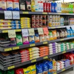 Prateleiras de supermercado no Brasil com preços de produtos refletindo inflação