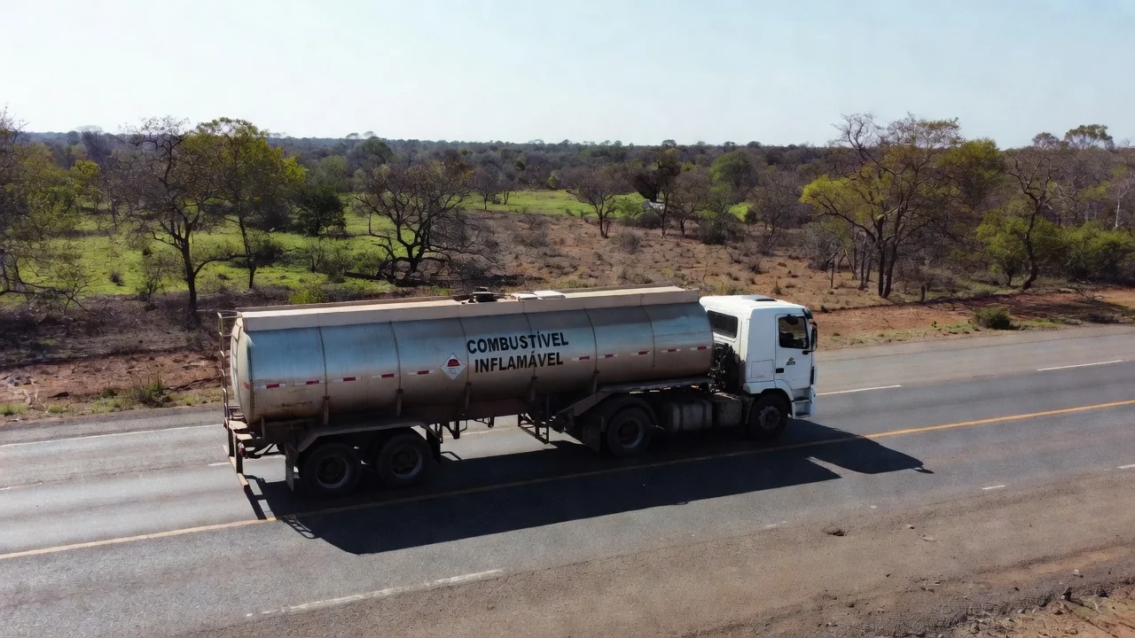 Caminhão-tanque em rodovia brasileira simbolizando demanda recorde por diesel B